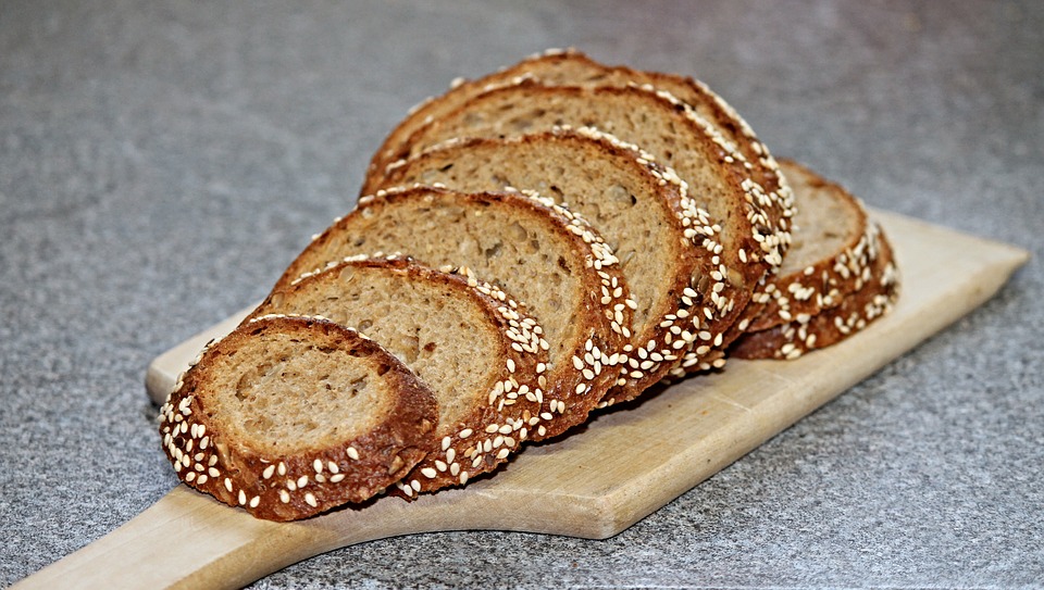 Хлеб из цельных зерен пшеницы полезен для кишечника